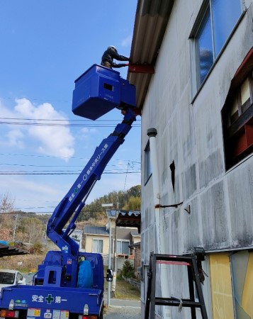 折板屋根のバタつき留め　高所作業車に乗って補修